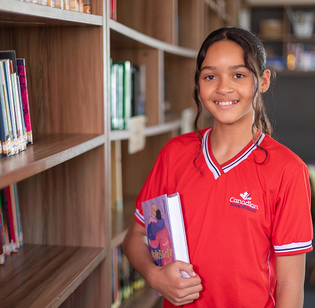 Aluna com livros Canadian Global School Niterói